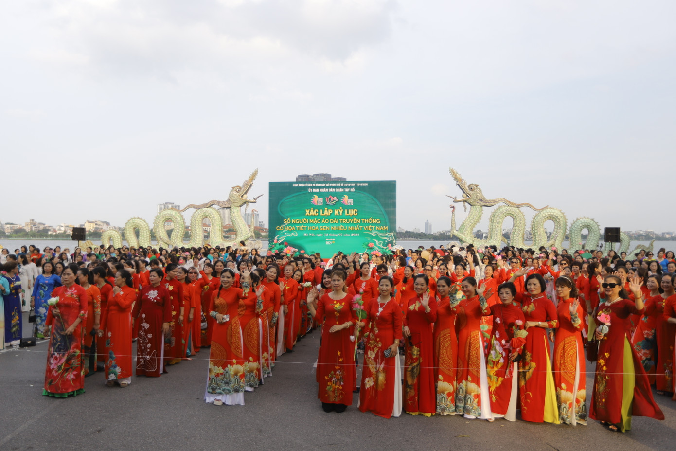 Tà áo dài với họa tiết hoa sen không chỉ là trang phục truyền thống mà còn là biểu tượng của sự thanh cao, thuần khiết và mạnh mẽ - những phẩm chất quý báu của người Việt Nam. Hoa sen, quốc hoa của Việt Nam, tượng trưng cho sự vươn lên từ bùn lầy để tỏa sáng, giống như tinh thần kiên cường và bất khuất của dân tộc ta.