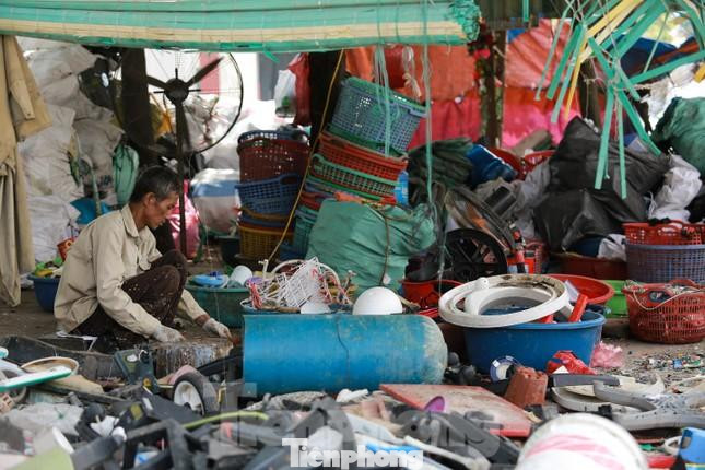 Cuộc sống của người dân thôn Xà Cầu (xã Quảng Phú Cầu, huyện Ứng Hòa, Hà Nội). Ảnh: Châu Linh