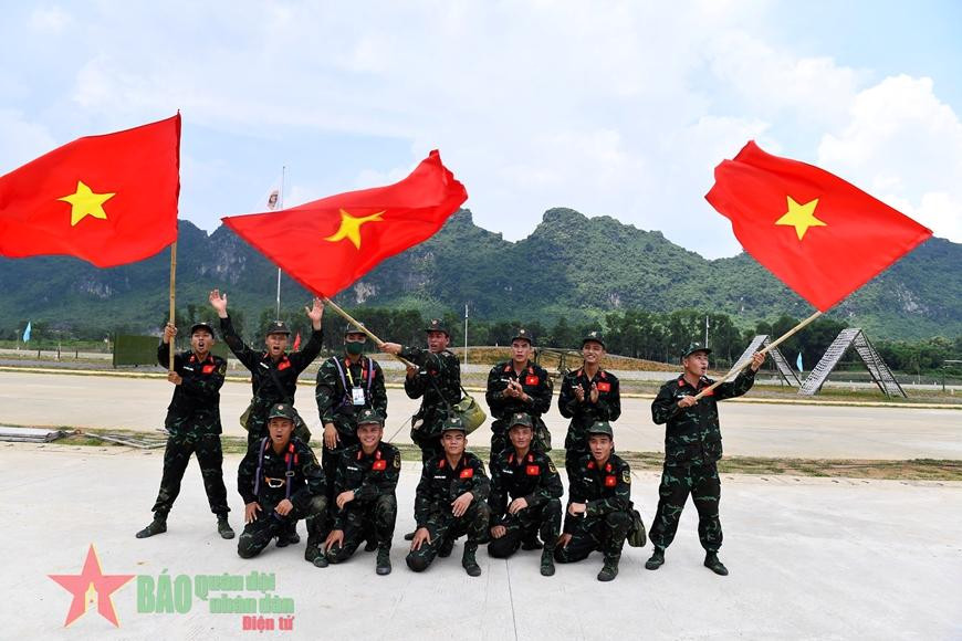 Đội tuyển Việt Nam 2 thể hiện niềm vui mừng sau khi về đích. Ảnh: Báo Quân đội Nhân dân