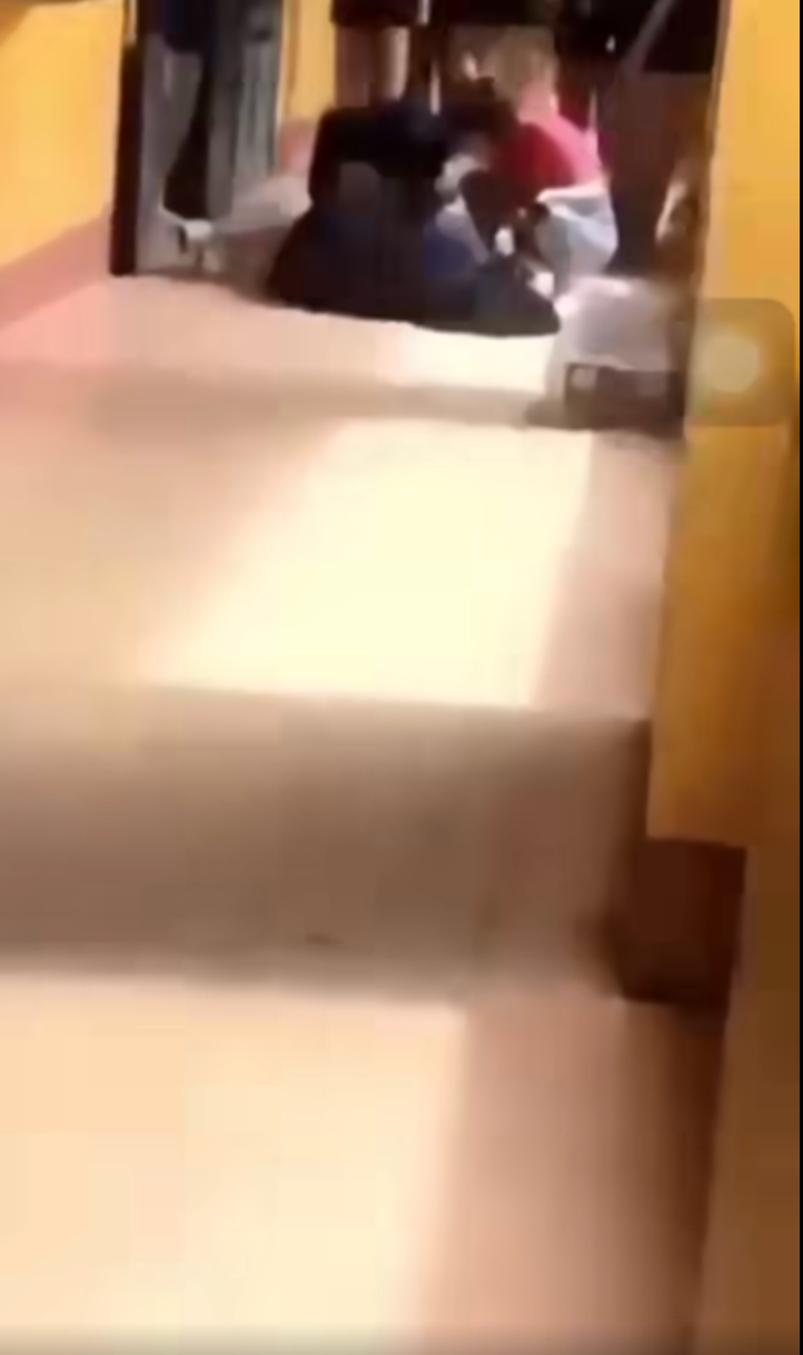 Học sinh van xin "Cô ơi", cô giáo túm áo học sinh kéo lên. Ảnh cắt từ clip