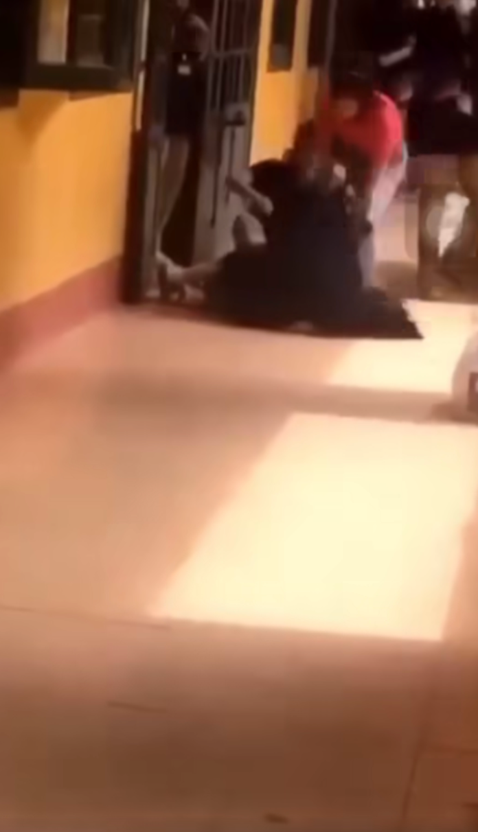 Học sinh van xin "Cô ơi", cô giáo túm áo học sinh kéo lên. Ảnh cắt từ clip