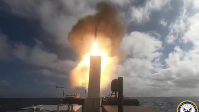 Khoảnh khắc tên lửa SM-6 rời bệ phóng. Ảnh: USNavy. Khoảnh khắc tên lửa SM-6 rời bệ phóng. Ảnh: USNavy.
