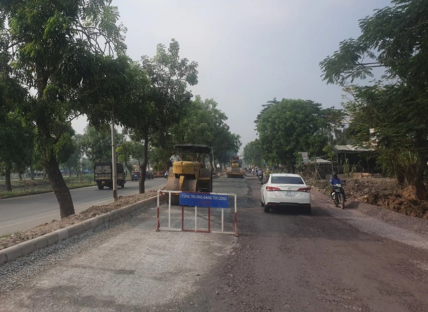 Một bên đường đang thi công, kể cả các bó vỉa.