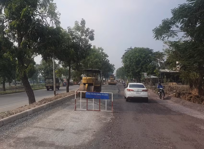 Một bên đường đang thi công, kể cả các bó vỉa.