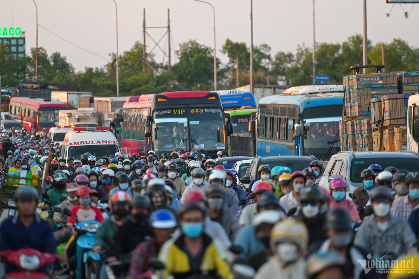 Khu phía Tây và Tây Bắc TPHCM tiếp giáp với tỉnh Long An ngày càng quá tải do hệ thống hạ tầng giao thông đầu tư chưa tương xứng. Ảnh: Nguyễn Huế