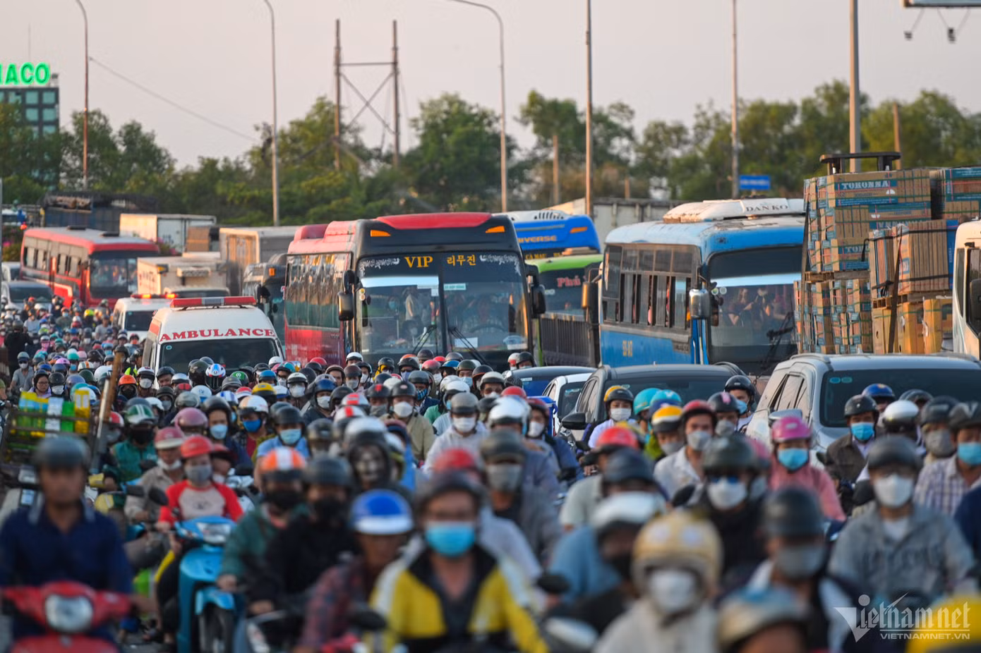 Khu phía Tây và Tây Bắc TPHCM tiếp giáp với tỉnh Long An ngày càng quá tải do hệ thống hạ tầng giao thông đầu tư chưa tương xứng. Ảnh: Nguyễn Huế