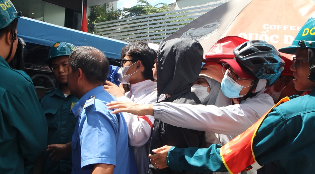 Trong khi đó, một số người sốt ruột vì chờ đợi quá lâu Trong khi đó, một số người sốt ruột vì chờ đợi quá lâu