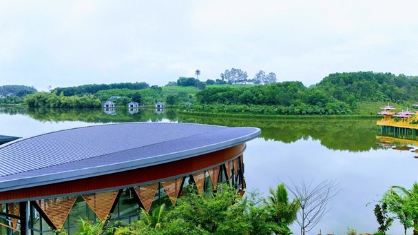 Chỉ một cánh của nhà hàng Lotus cũng khiến cho ta liên tưởng đến 1 phần của du thuyền hạng sang lướt về phía trước Chỉ một cánh của nhà hàng Lotus cũng khiến cho ta liên tưởng đến 1 phần của du thuyền hạng sang lướt về phía trước