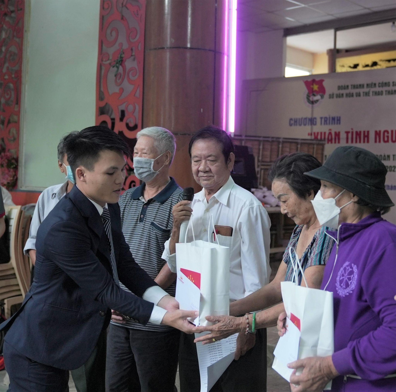 KingSport gửi trao những phần quà sức khỏe đến những nghệ sĩ neo đơn