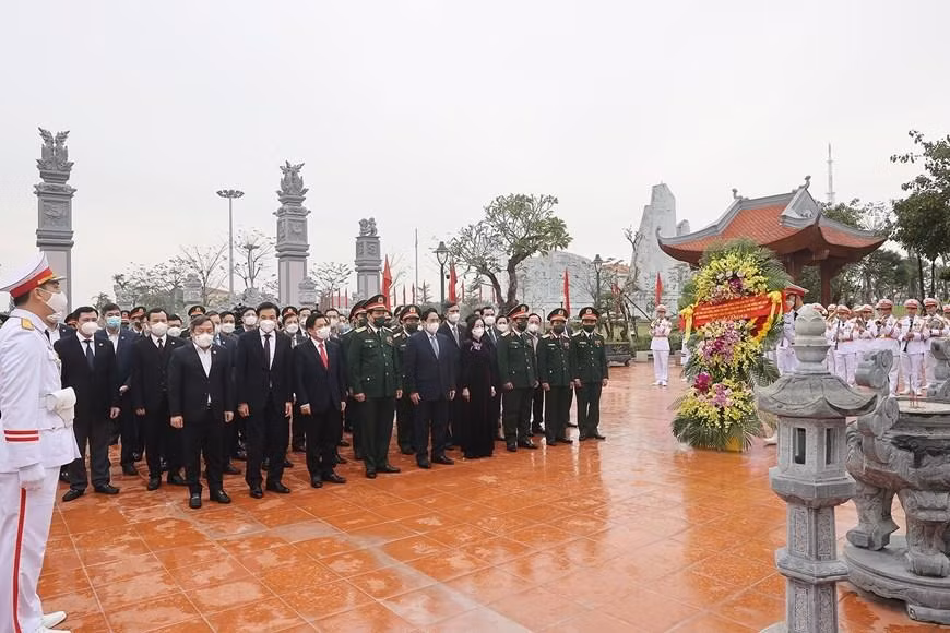 Hình ảnh Thủ tướng Phạm Minh Chính dâng hương tưởng niệm Chủ tịch Hồ Chí Minh và các anh hùng liệt sỹ tại Quảng Bình. (Ảnh: Dương Giang/TTXVN) Hình ảnh Thủ tướng Phạm Minh Chính dâng hương tưởng niệm Chủ tịch Hồ Chí Minh và các anh hùng liệt sỹ tại Quảng Bình. (Ảnh: Dương Giang/TTXVN)