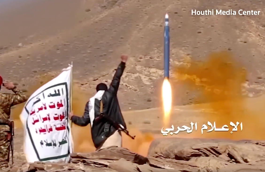 Houthi phóng tên lửa phô trương thanh thế. Ảnh cắt từ clip Reuters/Trung tâm Truyền thông Houthi Houthi phóng tên lửa phô trương thanh thế. Ảnh cắt từ clip Reuters/Trung tâm Truyền thông Houthi