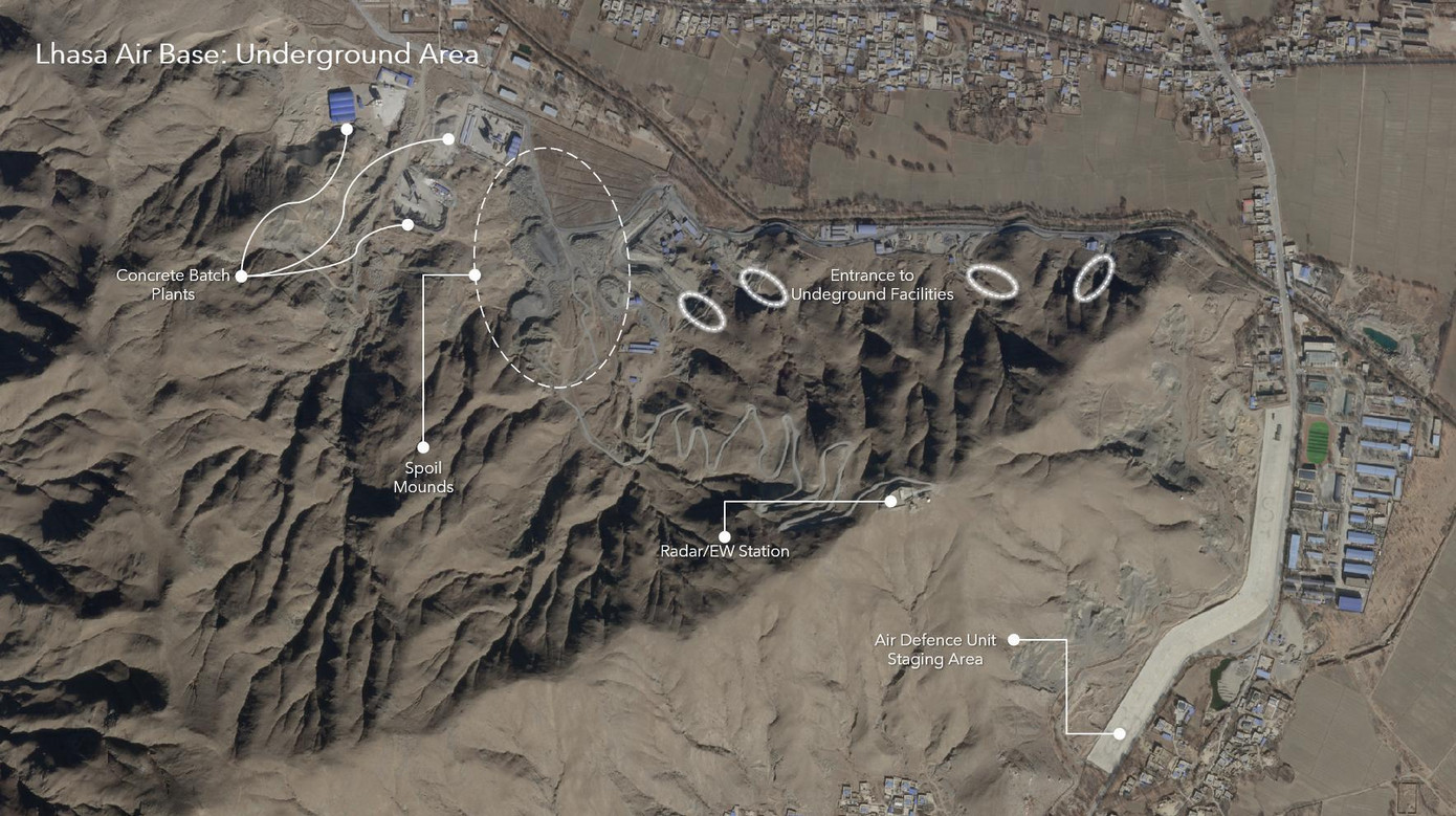Căn cứ không quân Lhasa nằm gần các khu vực biên giới tranh chấp riêng biệt nằm đối diện với các bang Sikkim và Arunachal Pradesh của Ấn Độ. Trên thực tế, đây là căn cứ không quân chính phục vụ không quân Trung Quốc trong cuộc khủng hoảng biên giới Dokhlam năm 2017 .
