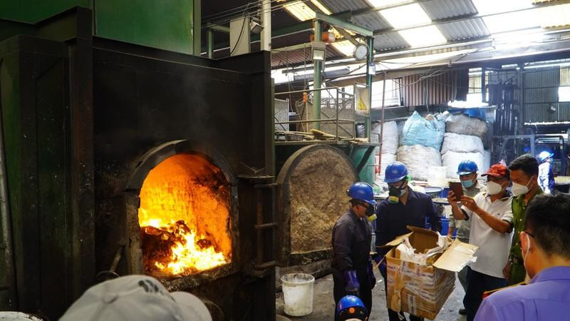 Chuẩn bị đưa ma túy vào lò thiêu. Ảnh: CẨM TÚ Chuẩn bị đưa ma túy vào lò thiêu. Ảnh: CẨM TÚ