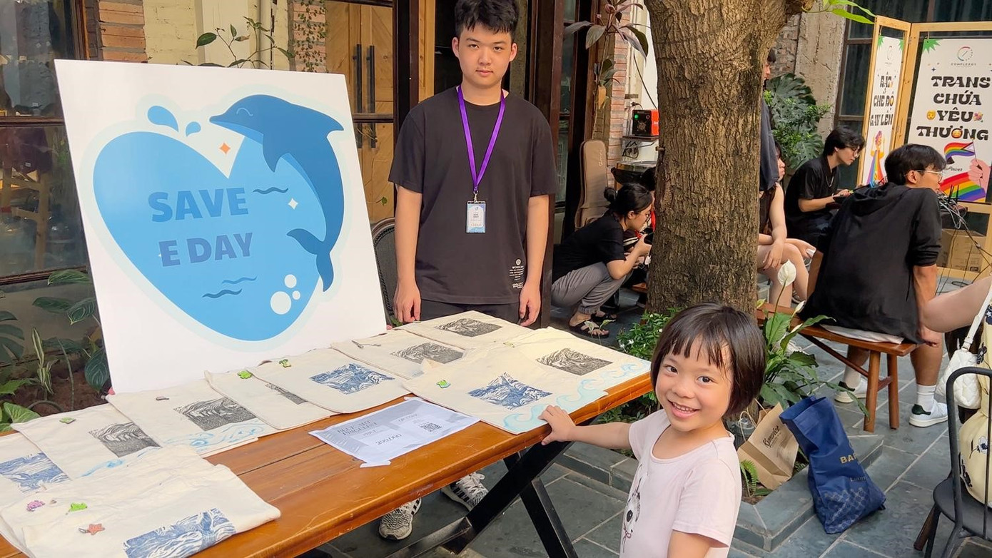 Minh Tuấn tự làm các sản phẩm túi handmade cho gian hàng của mình