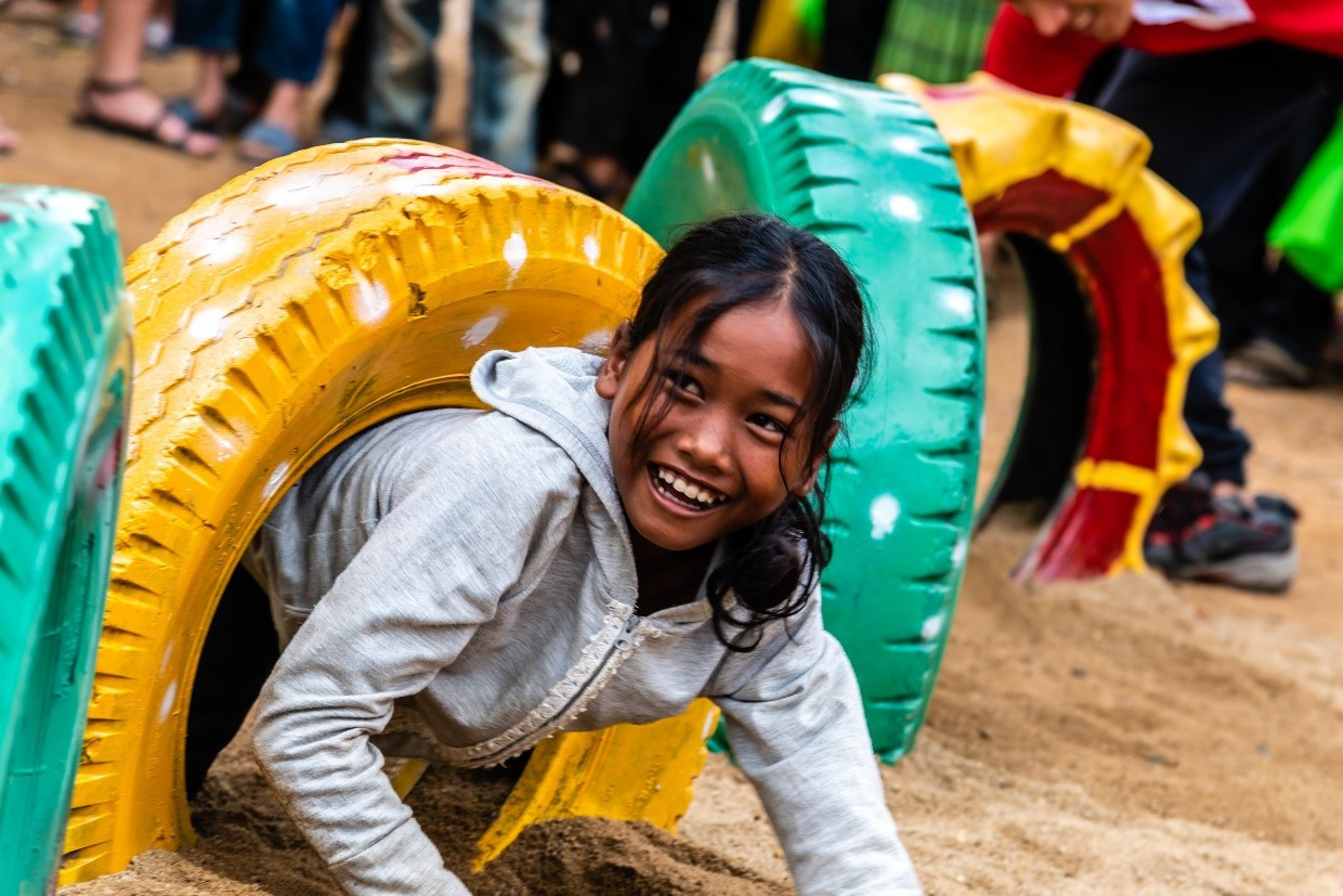 Một bức ảnh trong bộ ảnh “Biến bánh xe cũ thành khu vui chơi thiếu nhi - Sơn Hải” của tác giả Nguyễn Ngọc Sơn