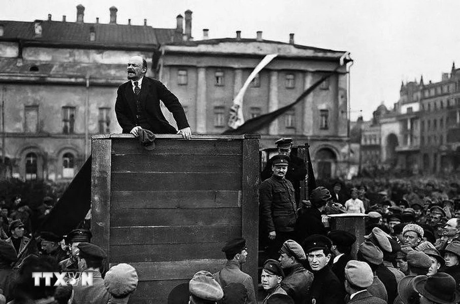 V.I. Lenin đọc diễn văn tại Quảng trường Đỏ ở Moskva trong Lễ kỷ niệm một năm ngày Cách mạng Tháng Mười Nga vĩ đại, 7/11/1918. (Ảnh: Tư liệu/TTXVN phát)