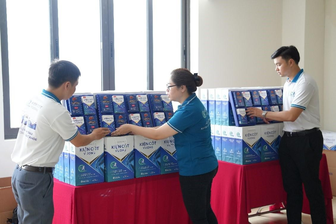 Khu vực trưng bày các sản phẩm hỗ trợ chăm sóc sức khỏe xương khớp và hỗ trợ bảo vệ gan gửi tặng cán bộ công an hưu trí