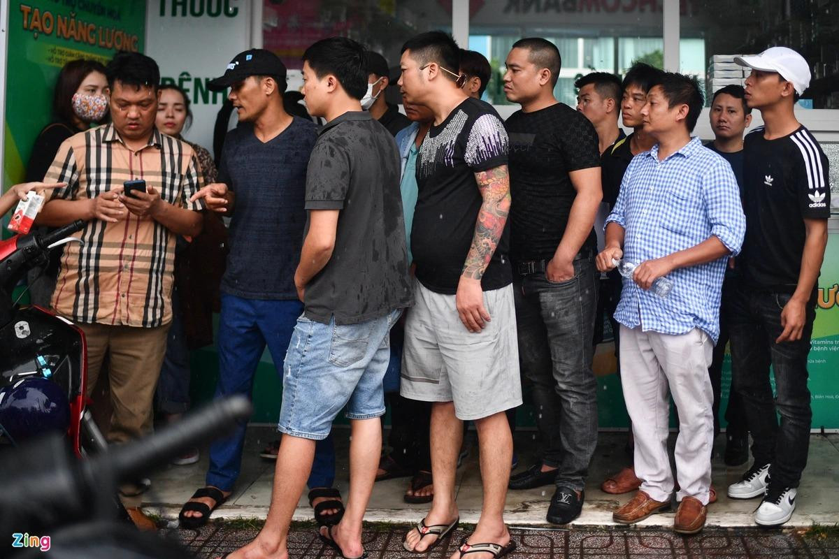 Hàng chục người đợi vài giờ đồng hồ, nghe ngóng từng chút thông tin về các nạn nhân. Chiều 7/9, lãnh đạo UBND tỉnh Bình Dương cho biết tính đến nay, cơ quan chức năng xác định có ít nhất 14 người tử vong trong vụ cháy quán karaoke An Phú. Hàng chục người đợi vài giờ đồng hồ, nghe ngóng từng chút thông tin về các nạn nhân. Chiều 7/9, lãnh đạo UBND tỉnh Bình Dương cho biết tính đến nay, cơ quan chức năng xác định có ít nhất 14 người tử vong trong vụ cháy quán karaoke An Phú.