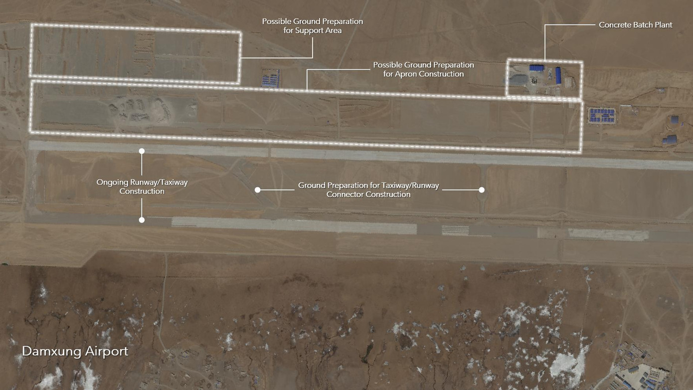 Hình ảnh cho thấy rõ việc chuẩn bị đất và phác thảo đường băng, sân đỗ và các khu vực hỗ trợ đang được xây dựng tại các vị trí này. Tuy nhiên, hình ảnh vệ tinh chưa thể làm rõ chính xác chức năng quân sự của các cơ sở này.