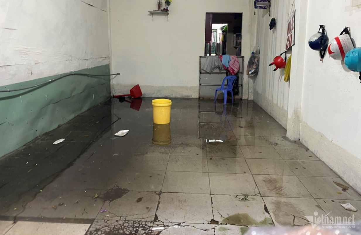 Nước tràn vào nhà, hàng quán hai bên đường gây hư hại tài sản, kinh doanh 'đóng băng'. Nước tràn vào nhà, hàng quán hai bên đường gây hư hại tài sản, kinh doanh 'đóng băng'.