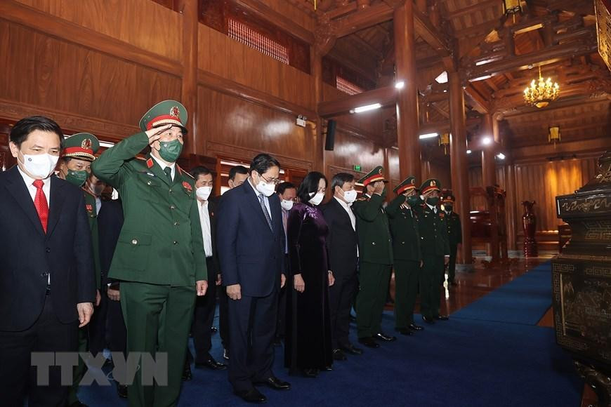 Thủ tướng Phạm Minh Chính dâng hương tưởng niệm Chủ tịch Hồ Chí Minh và các anh hùng liệt sỹ tại Quảng Bình. (Ảnh: Dương Giang/TTXVN)