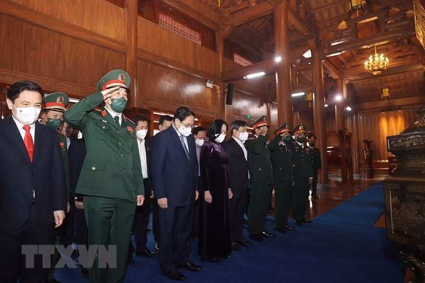 Thủ tướng Phạm Minh Chính dâng hương tưởng niệm Chủ tịch Hồ Chí Minh và các anh hùng liệt sỹ tại Quảng Bình. (Ảnh: Dương Giang/TTXVN) Thủ tướng Phạm Minh Chính dâng hương tưởng niệm Chủ tịch Hồ Chí Minh và các anh hùng liệt sỹ tại Quảng Bình. (Ảnh: Dương Giang/TTXVN)
