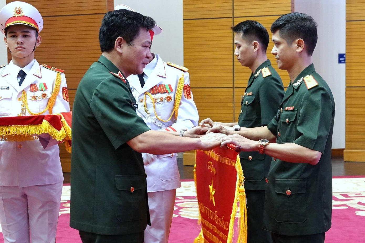 Thiếu tướng Chu Văn Đoàn, Phó Bí thư Đảng uỷ Bộ Tổng tham mưu (BTTM) - Cơ quan Bộ Quốc phòng, Chủ nhiệm Chính trị BTTM trao tặng Cờ thi đua cho 4 Đoàn cơ sở xuất sắc, sáng 19/8. Ảnh: Nguyễn Minh Thiếu tướng Chu Văn Đoàn, Phó Bí thư Đảng uỷ Bộ Tổng tham mưu (BTTM) - Cơ quan Bộ Quốc phòng, Chủ nhiệm Chính trị BTTM trao tặng Cờ thi đua cho 4 Đoàn cơ sở xuất sắc, sáng 19/8. Ảnh: Nguyễn Minh