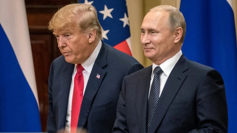 Tổng thống Mỹ Donald Trump (trái) gặp Tổng thống Nga Vladimir Putin hồi tháng 6/2018. Ảnh: Getty