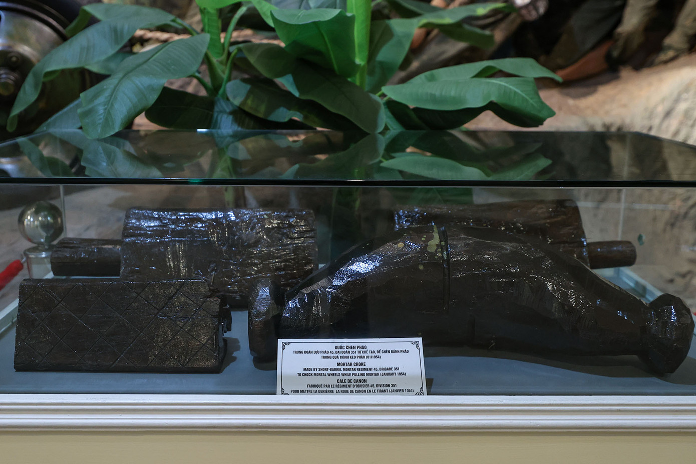 Guốc chèn pháo bằng gỗ do Trung đoàn lựu pháo 45, Đại đoàn 351 tự chế tạo để chèn bánh xe của các khẩu pháo khi kéo pháo qua địa hình miền núi hiểm trở. Ảnh: Lê Anh Dũng