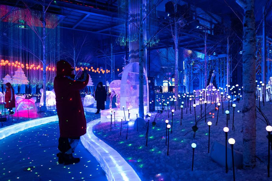 Sự kết hợp tuyệt vời giữa băng và ánh sáng đã tạo nên một khung cảnh tuyệt đẹp khiến du khách khó có thể quên. Ảnh: Xinhua. Sự kết hợp tuyệt vời giữa băng và ánh sáng đã tạo nên một khung cảnh tuyệt đẹp khiến du khách khó có thể quên. Ảnh: Xinhua.