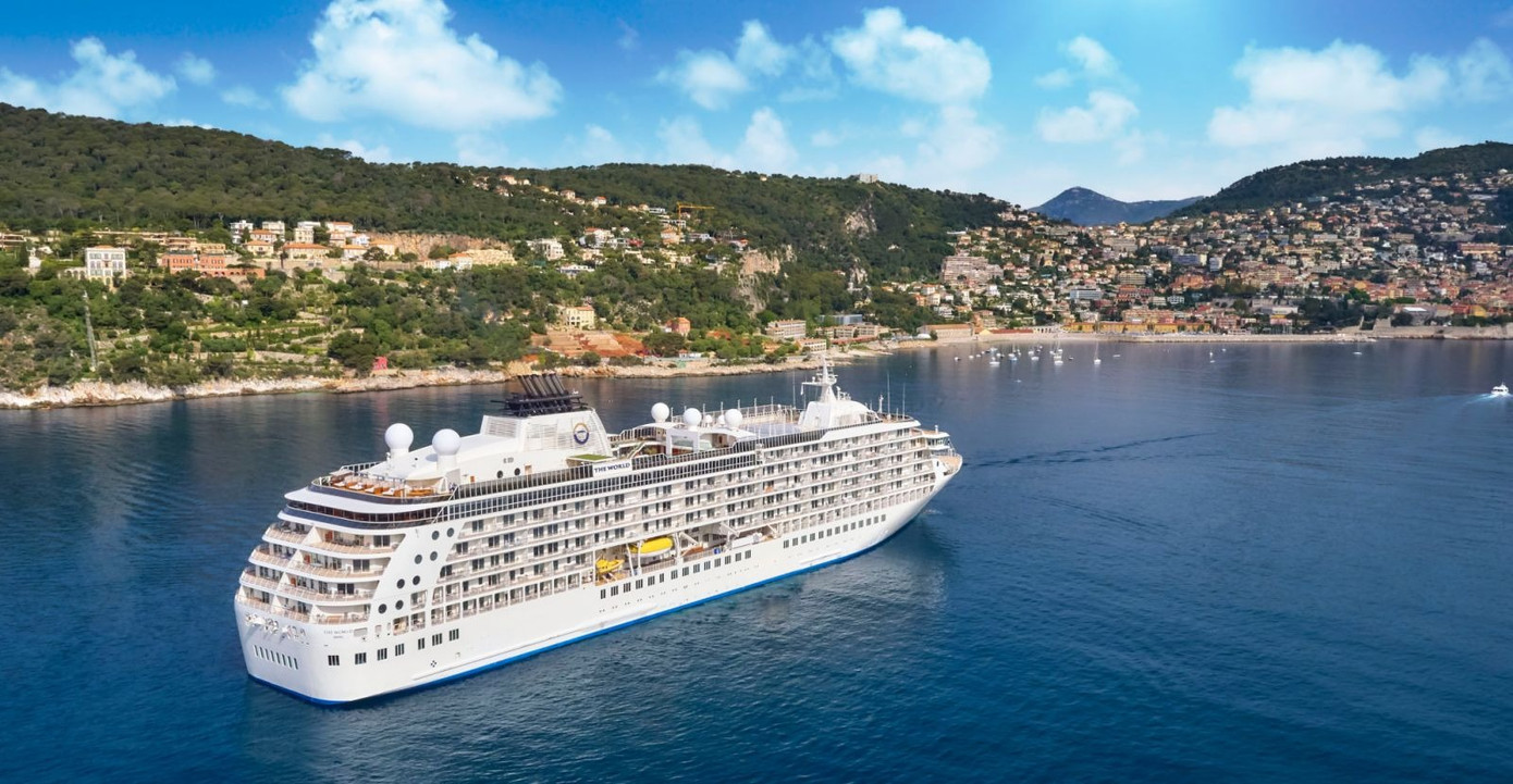 Du thuyền The World mang theo hơn 170 du khách hạng sang đến Hạ Long. Ảnh: The World.