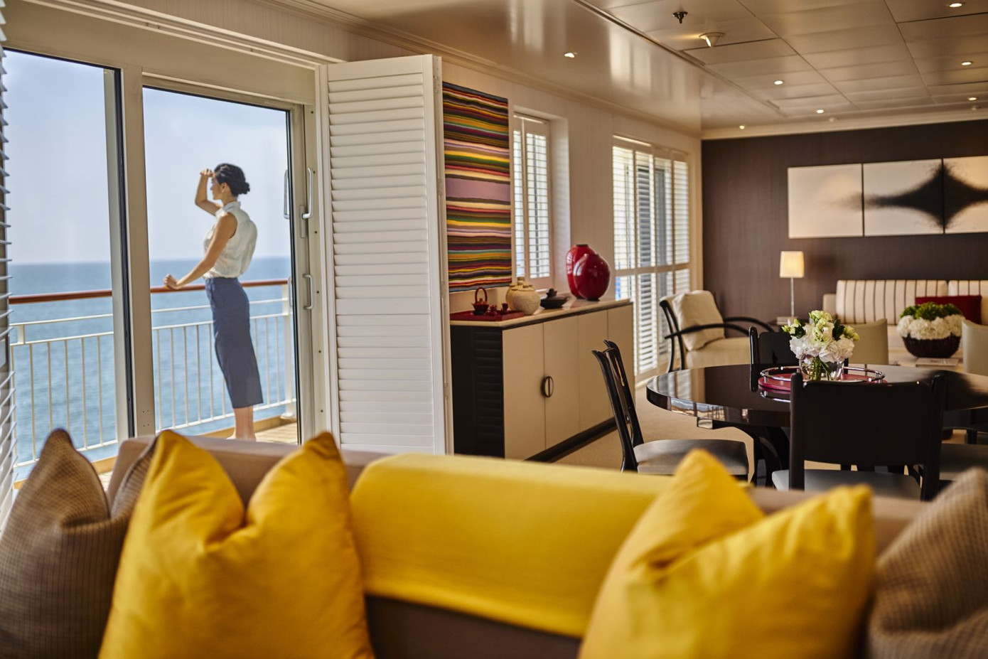 Các du khách trên tài đều là các triệu phú, tỷ phú. Ảnh: The World.