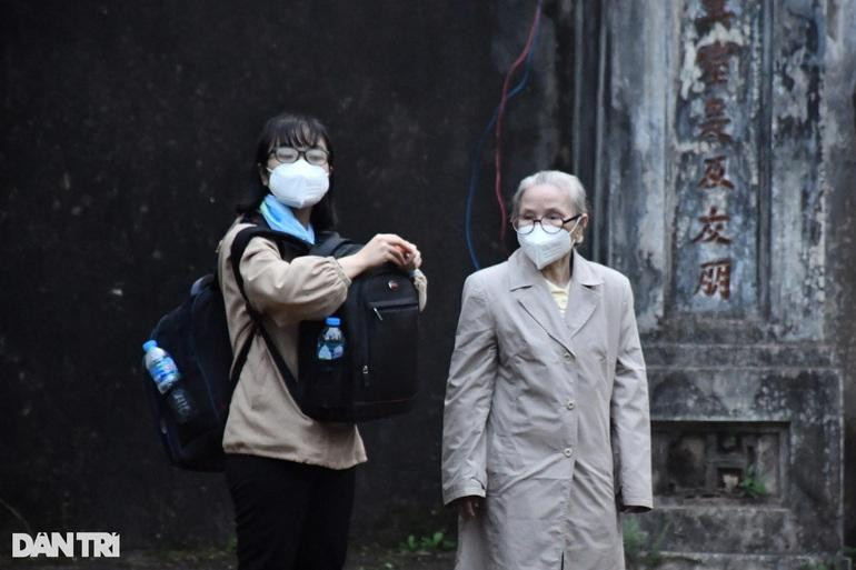 Bà Lã Xuân Tâm (75 tuổi, TPHCM) cùng người thân từ TPHCM ra TP Huế viếng Thiền sư Thích Nhất Hạnh. "Tôi biết đến sư ông mấy chục năm rồi. Theo dõi sư ông tôi ngưỡng mộ những triết lý của ông về cuộc sống. Điều này giúp tôi thoát khỏi những ràng buộc, những điều thường tình trong cuộc sống", bà Tâm chia sẻ. Bà Lã Xuân Tâm (75 tuổi, TPHCM) cùng người thân từ TPHCM ra TP Huế viếng Thiền sư Thích Nhất Hạnh. "Tôi biết đến sư ông mấy chục năm rồi. Theo dõi sư ông tôi ngưỡng mộ những triết lý của ông về cuộc sống. Điều này giúp tôi thoát khỏi những ràng buộc, những điều thường tình trong cuộc sống", bà Tâm chia sẻ.