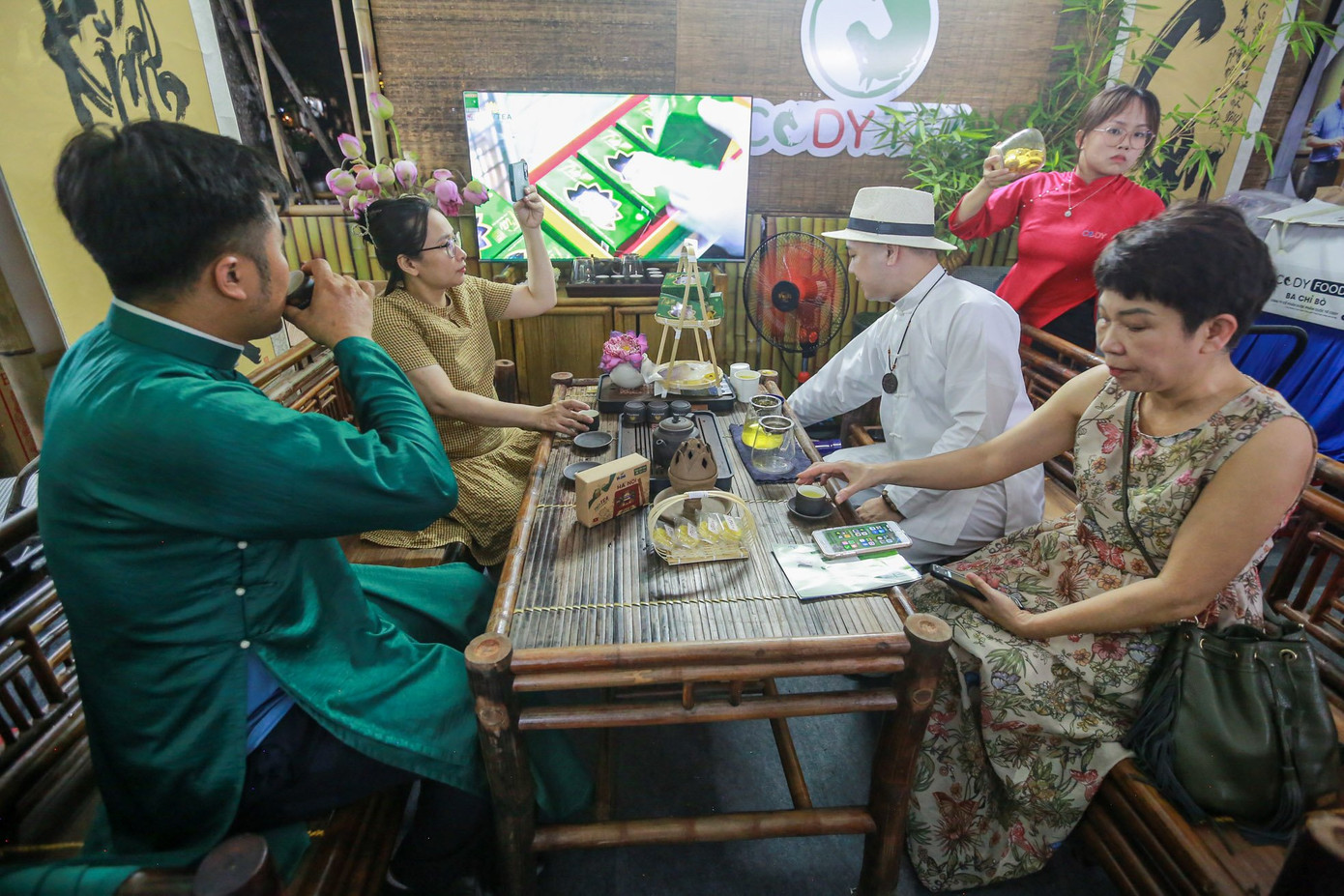 Trà sen Tây Hồ, còn được Trà sen hồ Tây hay Thiên Cổ Đệ Nhất Trà là một trong những đặc sản của Hà Nội. Với nguyên liệu làm từ hoa sen Bách Diệp mọc tại một số khu vực ở Hồ Tây (quận Tây Hồ, Hà Nội), trà sen Tây Hồ được làm bằng phương thức thủ công; cầu kỳ, tinh tế từ khâu chọn nguyên liệu cho tới khâu ướp và ủ trà.