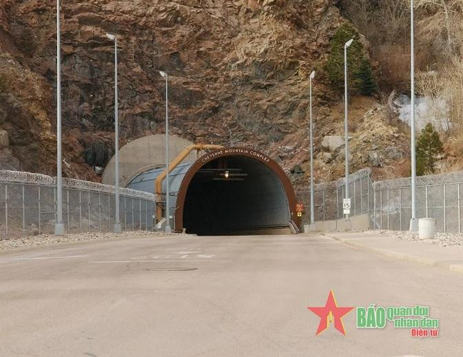 Lối vào khu phức hợp dưới lòng đất NORAD. Ảnh: Public domain. Lối vào khu phức hợp dưới lòng đất NORAD. Ảnh: Public domain.