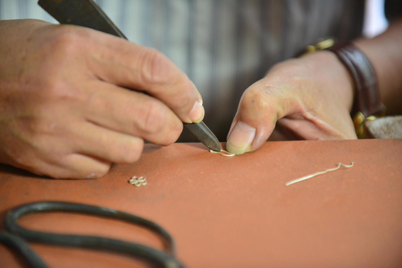 Sản phẩm đậu bạc đạt yêu cầu phải đậu đều tay, hàn nuột, không đọng vảy và các chi tiết hài hòa, cân xứng.