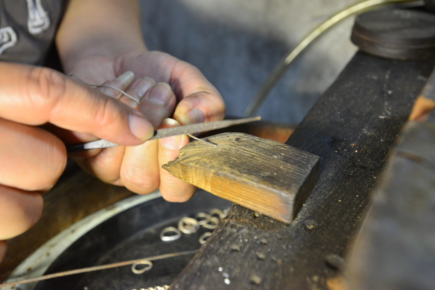 Để tạo nên sản phẩm có tính thẩm mỹ và giá trị sử dụng cao nghệ nhân phải đáp ứng được những yêu cầu sự khắt khe về kỹ thuật, đòi hỏi phải kiểm soát tốt mọi thao tác.