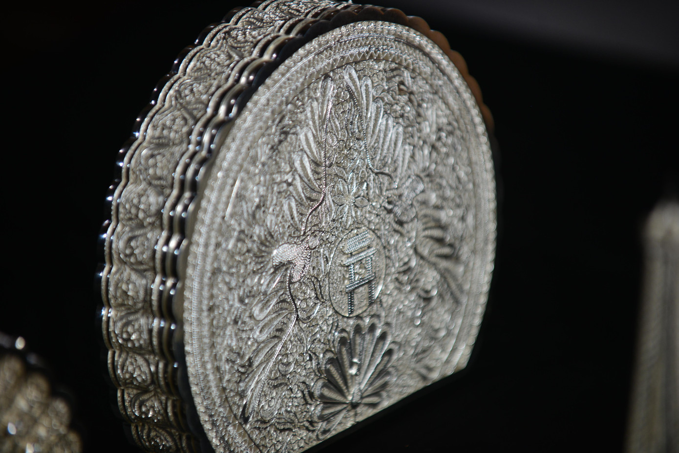 Những tác phẩm tinh xảo của người thợ đậu bạc Định Công.