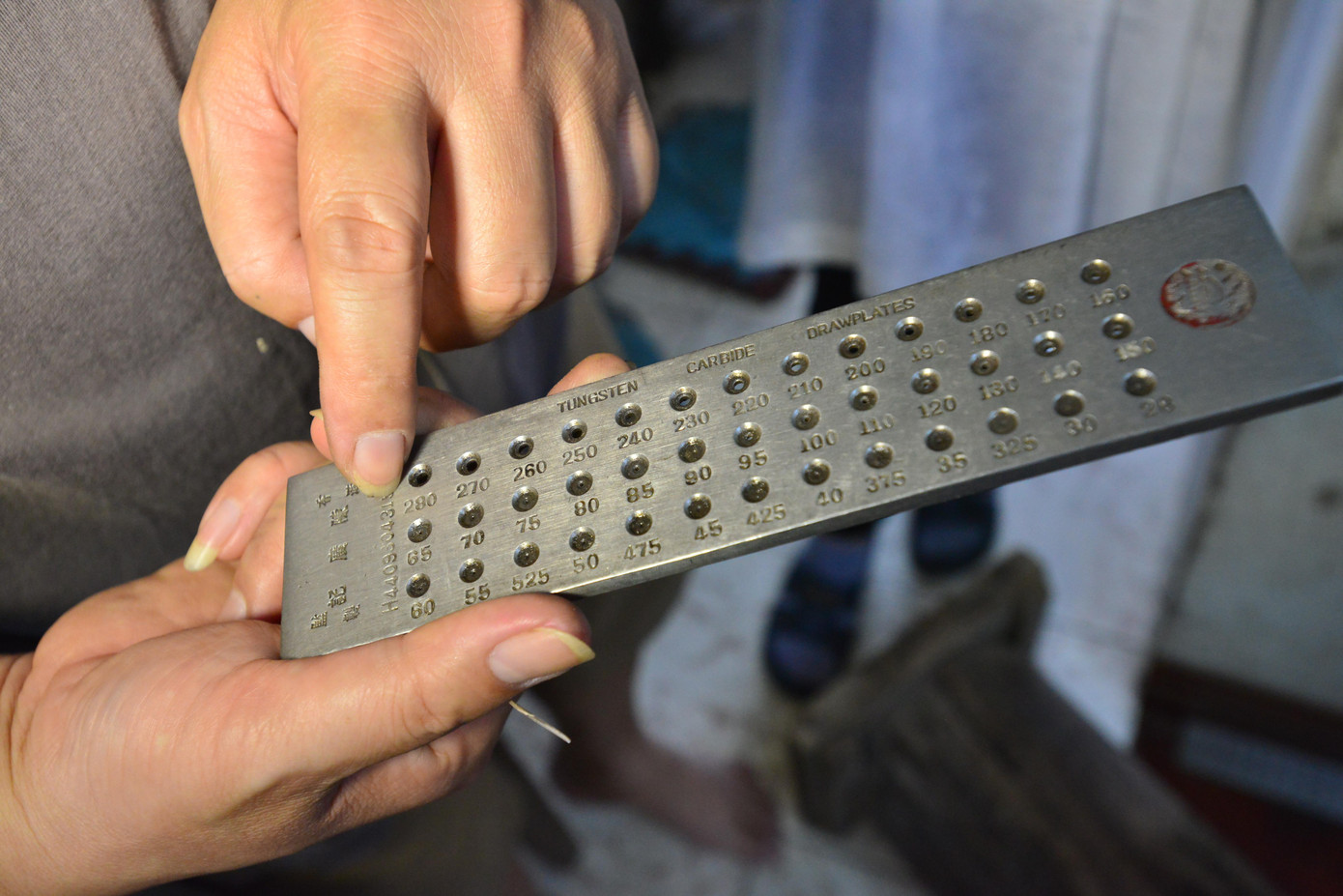 Từ những thỏi bạc, người thợ khéo léo kéo chúng thành các sợi bạc nhỏ mảnh như sợi chỉ rồi uốn, ghép, thành các chi tiết khác nhau. Sau đó, họ đem ghép các chi tiết đó thành một sản phẩm hoàn chỉnh.