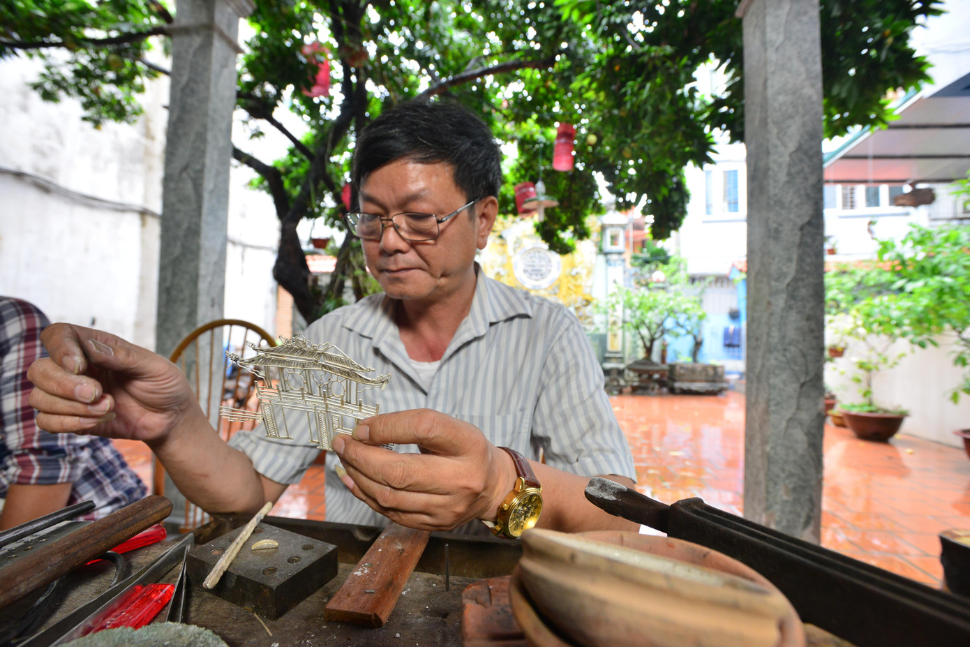 Đậu bạc tức là kéo bạc đã nung chảy thành những sợi chỉ bạc, rồi từ những sợi chỉ này chuyển thành những hình hoa lá, chim muông gắn vào những đồ trang sức. Đậu phải làm thủ công chứ không thể bằng máy. Gia đình nghệ nhân Quách Văn Hiểu - Quách Tuấn Tú ở Định Công (Hoàng Mai, Hà Nội) là một trong ít nhà còn duy trì nghề truyền thống của làng nghề đậu bạc Định Công.