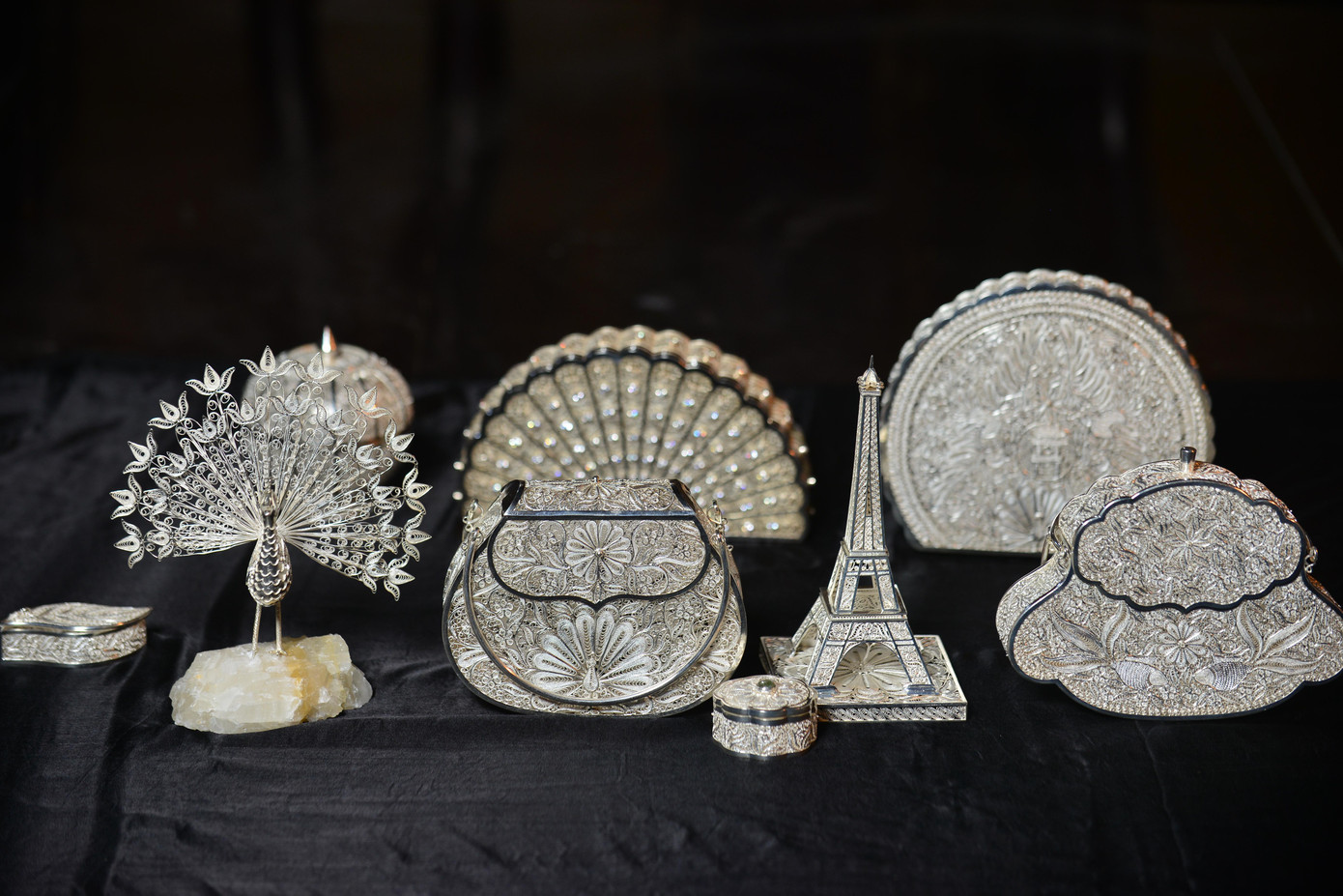 Công phu cầu kỳ nên mỗi sản phẩm kim hoàn của làng Định Công làm ra khó có thể lẫn với những sản phẩm của làng khác.