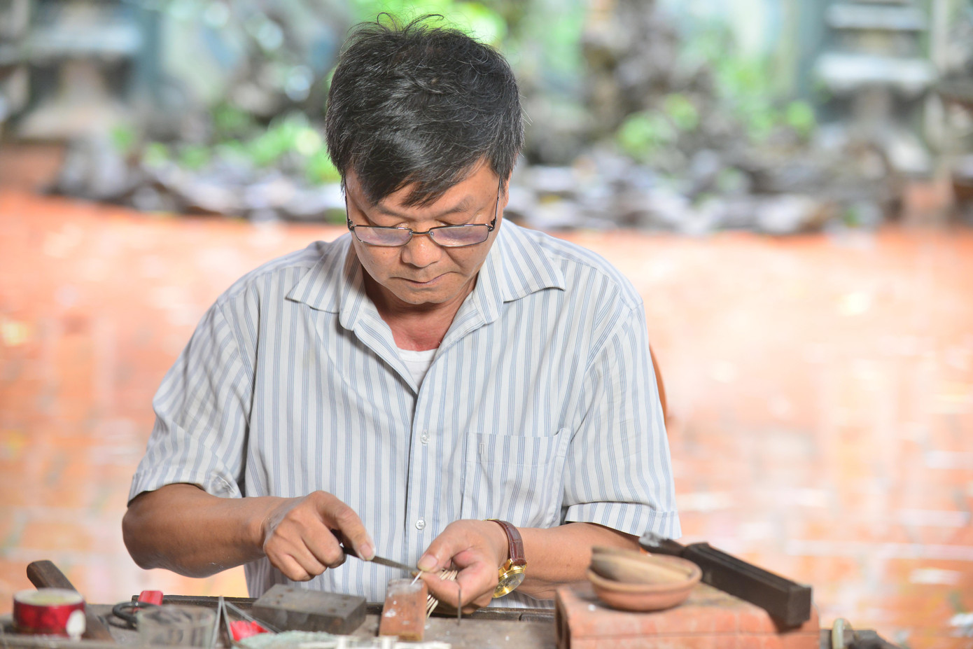 So với các làng nghề chạm bạc Đồng Xâm (Thái Bình), Châu Khê (Hải Dương), những sản phẩm ở Định Công có nét đặc trưng riêng và được làm hoàn toàn thủ công.