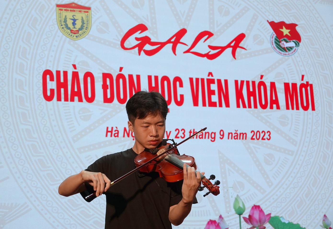 Học viên Thân Quang Huy (Chi đoàn 53C, Học viện Quân y) gửi tặng các tân học viên tiết mục violin sâu lắng. Học viên Thân Quang Huy (Chi đoàn 53C, Học viện Quân y) gửi tặng các tân học viên tiết mục violin sâu lắng.