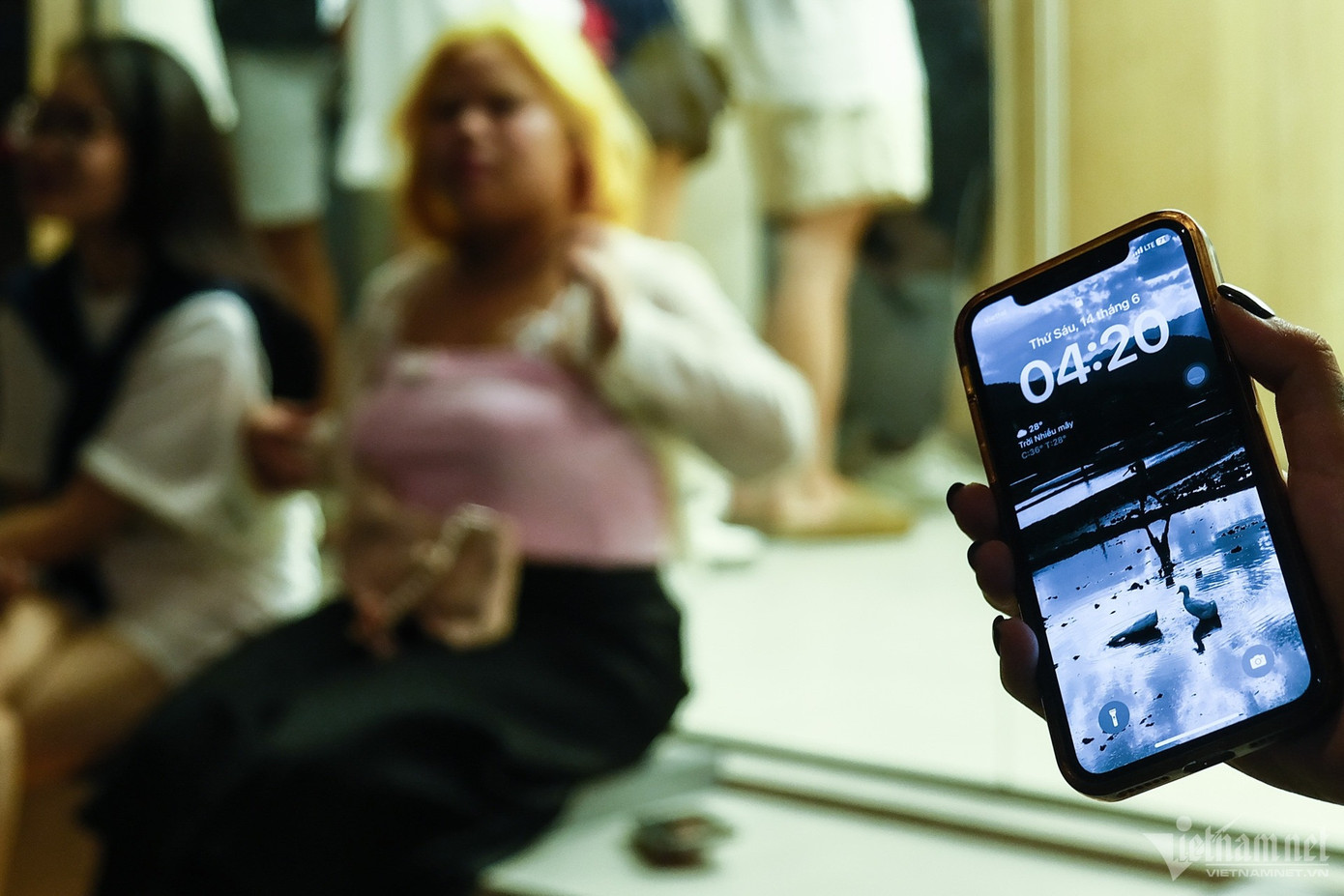 Sớm 14/6, khi bóng tối còn bao phủ khắp phố phường Hà Nội, một quán cà phê ở quận Hoàn Kiếm đã sáng đèn đón khách. Quán mở cửa đón khách từ 4h -23h. Sau 4h, quán đã kín chỗ. Trong ảnh, lúc 4h20 vị trí ngồi trước hiên để ngắm đường phố chỉ còn vài chỗ trống.