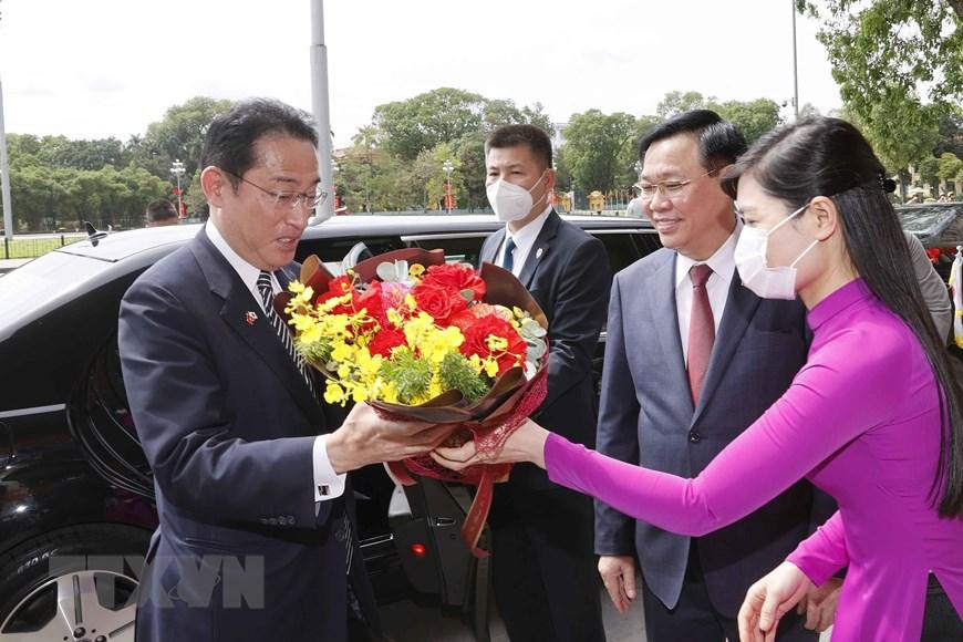 Chủ tịch Quốc hội Vương Đình Huệ đón Thủ tướng Nhật Bản Kishida Fumio. (Ảnh: Doãn Tấn/TTXVN)