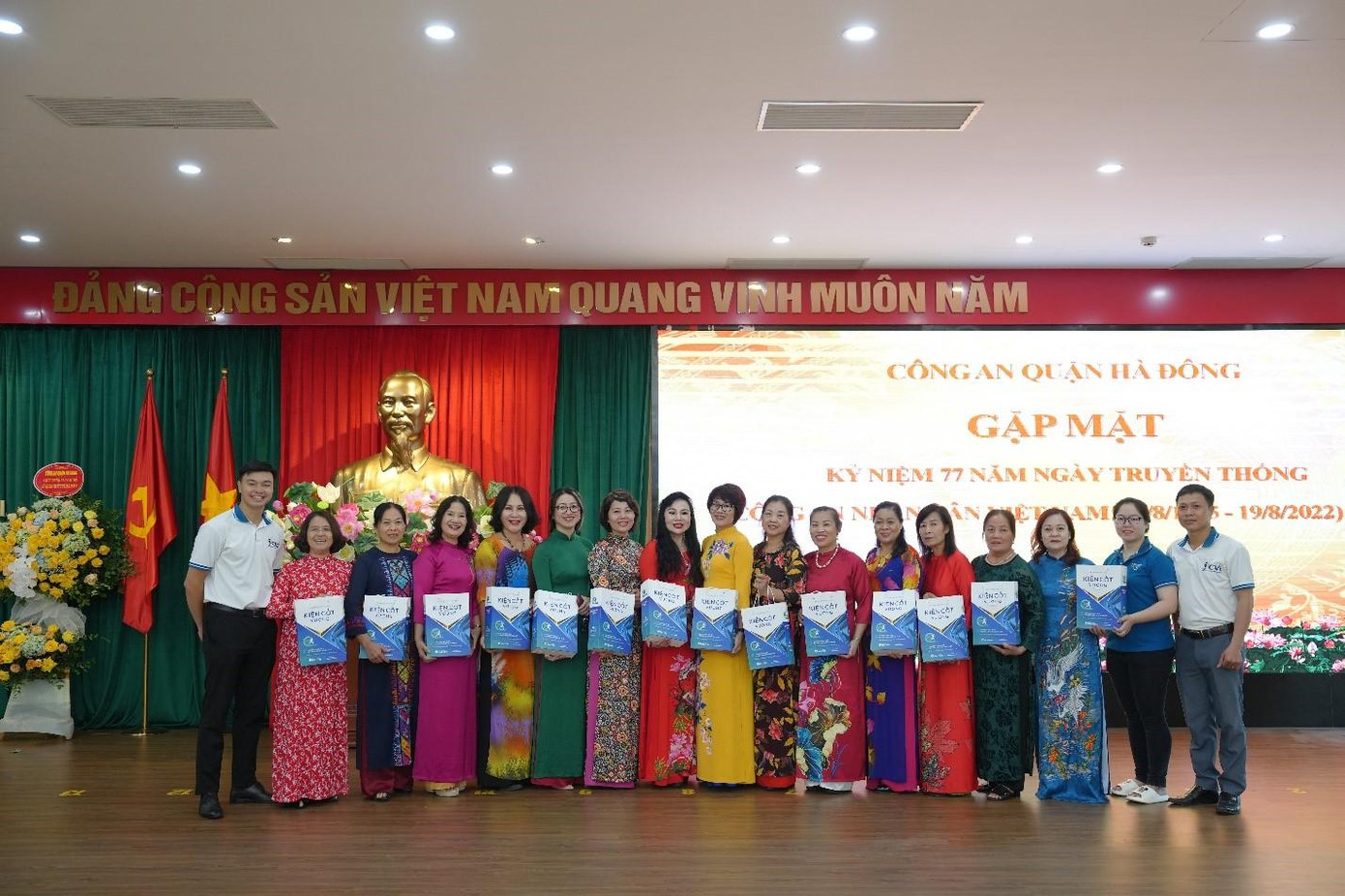 Đại diện CVI trao tặng quà những người nữ cán bộ Công an hưu trí