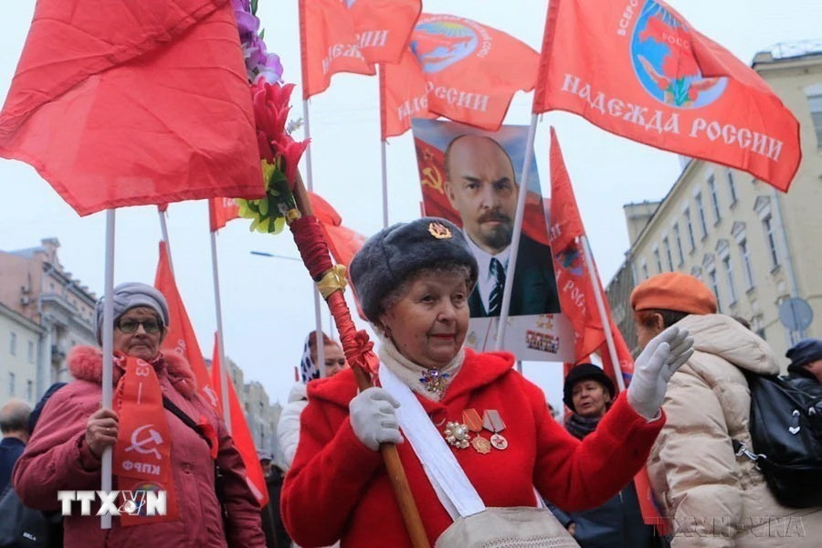 Cuộc mít-tinh và tuần hành nhân kỷ niệm 102 năm Cách mạng tháng Mười Nga vĩ đại thu hút sự tham gia của đông đảo người dân Moskva. (Ảnh: Trần Hiếu/TTXVN)