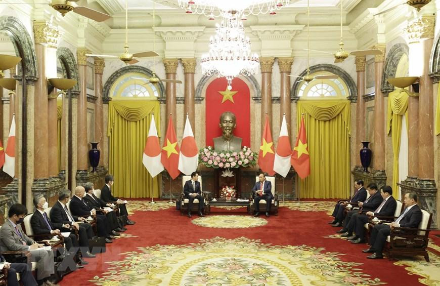 Chủ tịch nước Nguyễn Xuân Phúc tiếp Thủ tướng Nhật Bản Kishida Fumio đang thăm chính thức Việt Nam. (Ảnh: Thống Nhất/TTXVN)