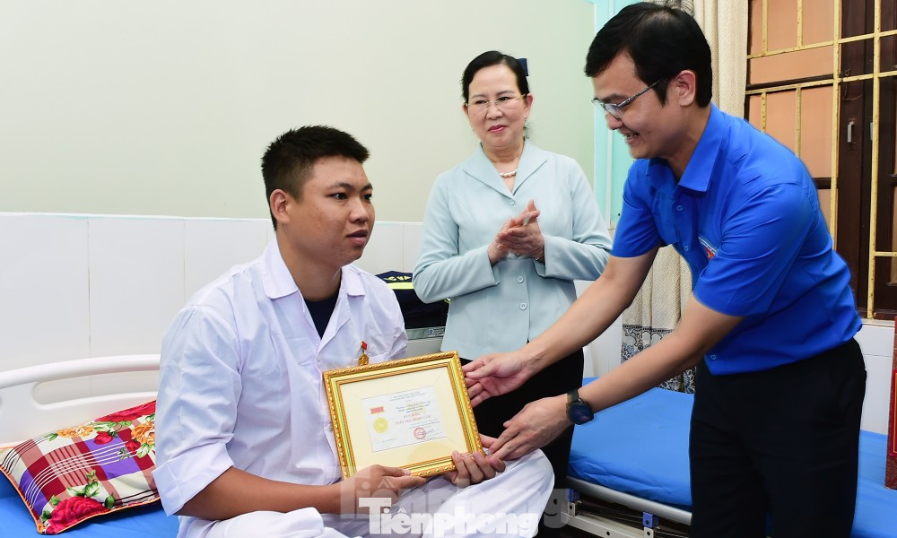 Anh Bùi Quang Huy trao Huy hiệu Tuổi trẻ dũng cảm tặng thượng sĩ Nguyễn Văn Sỹ.Ảnh: Xuân Tùng Anh Bùi Quang Huy trao Huy hiệu Tuổi trẻ dũng cảm tặng thượng sĩ Nguyễn Văn Sỹ.Ảnh: Xuân Tùng