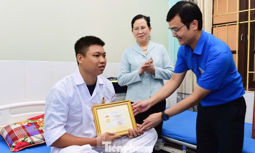 Anh Bùi Quang Huy trao Huy hiệu Tuổi trẻ dũng cảm tặng thượng sĩ Nguyễn Văn Sỹ.Ảnh: Xuân Tùng